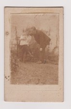 Photo ancienne ?️ famille bébé jardin mur végétal vers 1920