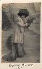 CP BONNE ANNEE FEMME ELEGANTE ROBE TRAINE CHAPEAU PLUMES ECHARPE - 63096