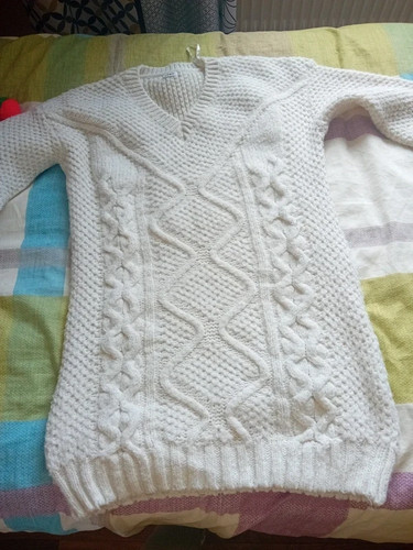 Une robe pull blanche