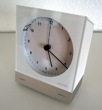 Réveil moderne radio-piloté blanc Jacob Jensen 352