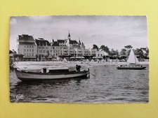 CPSM FRANCE ARCACHON Côte d'Argent Le CASINO et la PLAGE Bateau PINASSE Animés