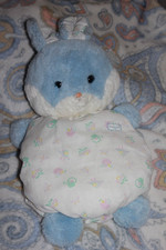 Doudou peluche BOULGOM LAPIN range pyjama  BLEU BLANC imprimé fleur papillon