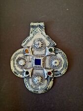 Pendentif Berbère ancien Main de Fatma en argent poinçonné avec inclusion de ver