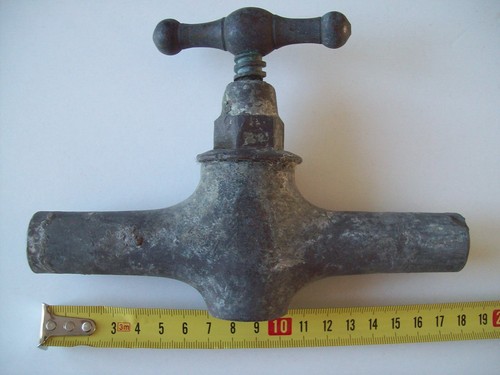 Ancien grand robinet en - et,
