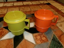 TUPPERWARE VINTAGE  - 2 MUGS AVEC COUVERCLE -VERT & ORANGE  - NEUF