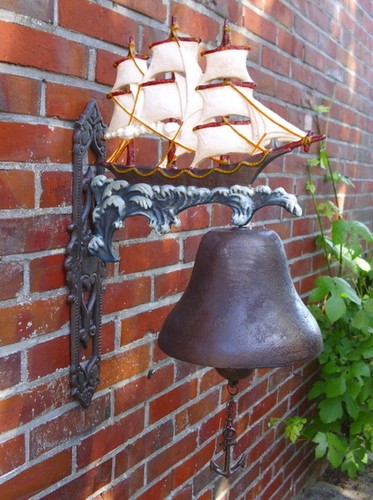 énorme cloche porte - de,