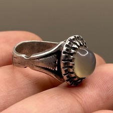 BAGUE ANCIENNE EN ARGENT D'INSPIRATION ROMAINE AVEC PIERRE AGATE