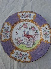 Assiette en porcelaine Minton, anglaise, décor  Phoenix, mauve, XIXe siècle.