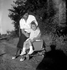 Portrait femme assise avec enfant poussette - ancien négatif photo an. 1930