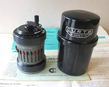 Calculateur Curta Type II dans son boitier, avec 2 notices.