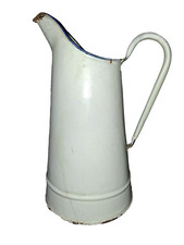 Ancien broc en tôle