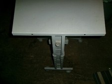 BUREAU-TABLE en métal pour ORDINATEUR.