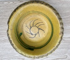 Plat Ancien en terre cuite vernissée jaune et vert à Décor de Soleil