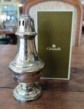 Saupoudreuse en métal argenté Christofle.