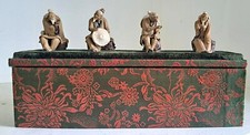 Rares figurines en terre cuite estampillées juchées sur une boite chinoise