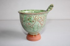 Tasse en céramique grès vernissé moderniste, signé à identifier, femme, h 9 cm