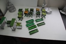 CHAISES ET TABLE D'OFFICIERS