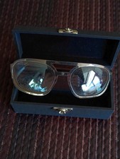 Paire de lunettes de soleil