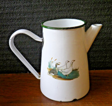 Ancien pichet broc en tôle émaillée Décor oies