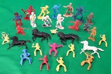 LOT DE 28 COWBOY- INDIENS ET CHEVAUX EN PLASTIQUE