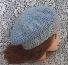 BONNET FEMME BLEU CLAIR ET GRIS ARGENTE  EN LAINE MOHAIR  FAIT MAIN AU CROCHET