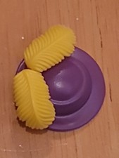 Chapeau Violet Plumes Jaune