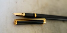 STYLO PLUME S.T. DUPONT EN LAQUE DE CHINE NOIRE  - PLUME EN OR MASSIF 18 CARATS