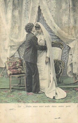 Couple maries dans salon - cp,
