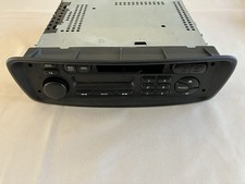 Autoradio Peugeot 206  en bon état.