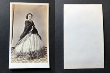 Femme en robe crinoline à