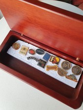 Collection de pin's cigares + pin's Zippo dans leur coffret.