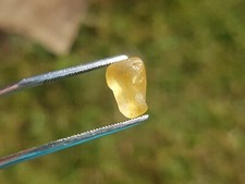 Saphir brut jaune du Sri Lanka