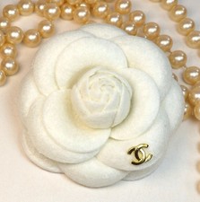 Broche Camélia Blanc customisée en tissu 7 cm
