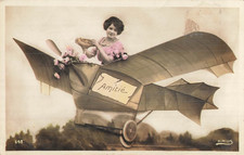 CP SURREALISTE AMITIE FEMME ROSES FLEURS PILOTE AVION - 64890