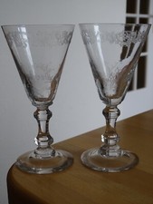 2 ANCIENS VERRES VIN BOURGOGNE OU EAU CRISTALLIN GRAVURE STYLE ST LOUIS 15,5 cm