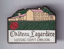 RARE PINS PIN'S .. ALCOOL VIN WINE VIGNE CHATEAU LAGARDERE LUSSAC ST EMILION ~FU