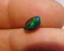 OPALE NOIRE A FACETTES NATURELLE AUTHENTIQUE MULTICOLORE VERT ROUGE JAUNE. CL29