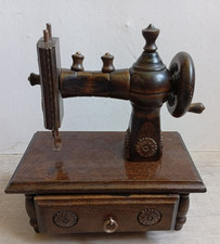 Ancien jouet Poupée en bois Machine a coudre sur meuble a tiroir H 24x L 20 x 10