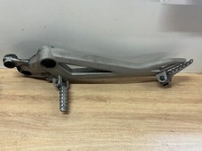 UNE PLATINE LATERAL GAUCHE CALE REPOSE PIED 82431451A DUCATI 696 MONSTER 2009