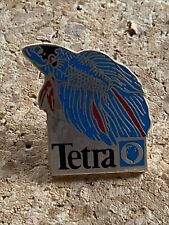 Pin’s Tetra Traitement Aquarium Poisson Combattant Signé AB (Arthus Bertrand)