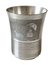 Timbale de Baptême métal argenté gravé décor de Bergère au Parapluie Mouton