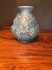 Vase Etaleune En Verre Pressé Moulé à décor de Grappes Et Feuilles De Vigne