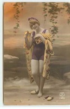 Fantaisie - Jeune femme portant un maillot de bain mauve, et un peignoir - 24244