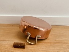 Ancienne casserole en laiton avec deux poignées, décor de cuisine rustique, F...