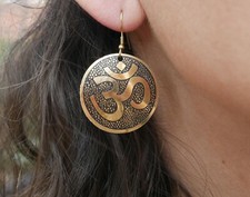 Boucles d'oreille Om Aum Hindouïsme couleur or artisanat Inde