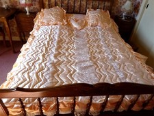 COUVRE LIT EDREDON  2 PLACE SAUMON PARURE SATIN AVEC VOLANTS + 3 COUSSINS NEUF 