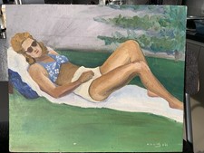 Femme sur chaise longue