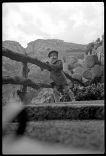Enfant petit garçon rambarde