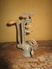 Petit moulin à viande ancien