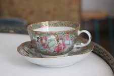 Tasse et sous-tasse en porcelaine de Chine XIXe – décor Canton polychrome